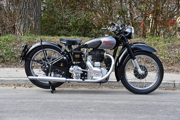 Bild: Royal Enfield J2 500 (1949) - Lot 116 an der Versteigerung der Oldtimer Galerie Toffen am 23. März 2024