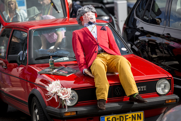 Rudi Carrell auf der Motorhaube - am letzten Tag der Creme21 2015 in Leipzig