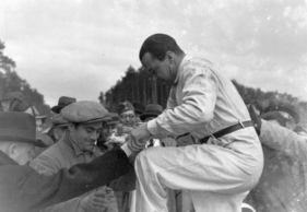 Rudolf Caracciola Ende 1936 bei den Rekordfahrten mit dem V12 Mercedes-Benz W 25 Rekordwagen