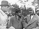 Rudolf Caracciola anlässlich der Rekordfahrten Ende 1936 im Gespräch mit Hermann Lang