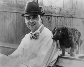 Rudolf Caracciola anlässlich des GP von Monaco am 22. April 1935 - mit Hund Moritz in der Trainingspause Rudolf Caracciola anlässlich des GP von Monaco am 22. April 1935 - mit Hund Moritz in der Trainingspause