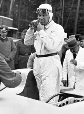 Rudolf Caracciola bei den Vorbereitungen zu den Weltrekordfahrten 1936, rechts der Continental-Reifeningenieur Dietrich