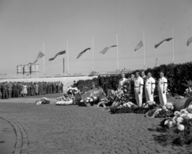 Rudolf Caracciola, der Sarg im Untertürkheimer Werksgelände (Einfahrbahn) aufgebahrt, Hermann Lang und Karl Kling sowie die ehemaligen Rennmonteure halten am Sarg die Ehrenwache