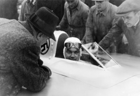 Rudolf Caracciola mit Alfred Neubauer - Rekordfahrten auf der Reichsautobahn bei Frankfurt am Main (1936)