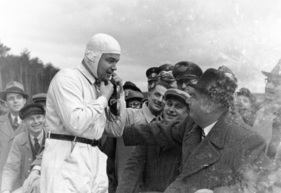 Rudolf Caracciola mit Rennleiter Alfred Neubauer - Rekordfahrten auf der Reichsautobahn, Frankfurt am Main (1936)
