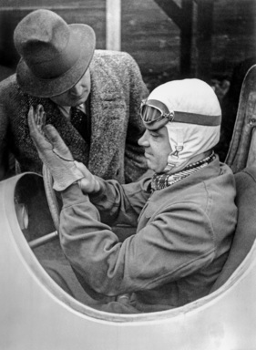 Rudolf Caracciola und Alfred Neubauer im Gespräch - Weltrekordfahrten auf der Avus in Berlin (1934)