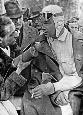 Rudolf Caracciola wird anlässlich der Rekordfahrten befragt, im Hintergrund Alfred Neubauer