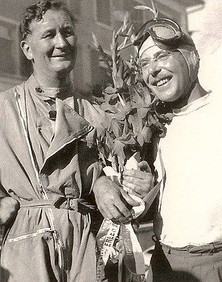 Rudolf Fischer (mit Brille) lässt sich zusammen mit dem Sieger Peter Whitehead am Grossen Preis der Ostschweiz 1951 in Erlen feiern