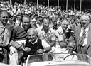 Rudolf Uhlenhaut, Juan Manuel Fangio, Piero Taruffi, Stirling Moss, Karl Kling und Rennleiter Alfred Neubauer - nach dem GP von England (1955)