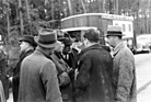 Rudolf Uhlenhaut im Gespräch mit Alfred Neubauer - Rekordfahrten auf der Reichsautobahn Frankfurt am Main (1936)
