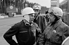 Rudolf Uhlenhaut im Gespräch mit Stirling Moss und John Fitch auf dem Hockenheimring während Testfahrten für die Mille Miglia 1955