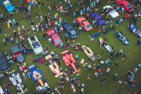 Rücken an Rücken: Indy Cars und Strassensportwagen der Fünfziger und Sechziger – The Amelia Concours d'Elegance 2024