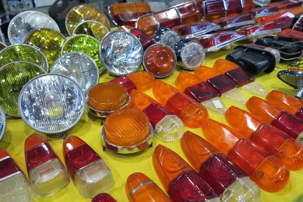 Rücklichter für verschiedene Fahrzeugtypen - an der Messe Epoqu’Auto in Lyon im November 2013