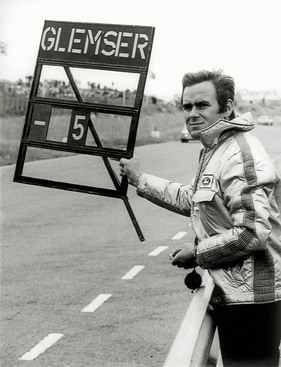 Rückstand - Der Chef persöndlich signalisiert Capri-RS-Chauffeur Dieter Glemser beim EM-Lauf 1970 in Zandvoort den Rückstand auf die Spitze.