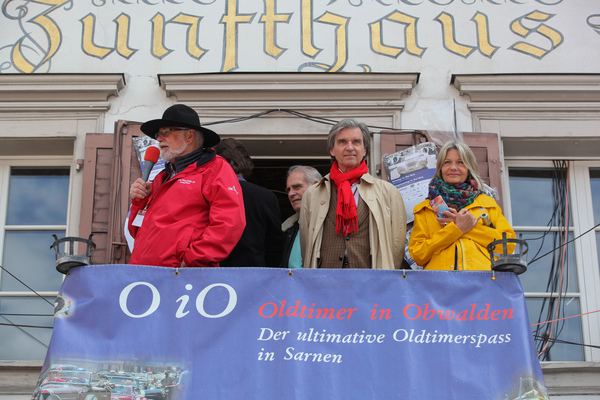 Bild Ruedi Müller kommentiert das Geschehen von erhobener Warte - Oldtimer in Obwalden O-iO 2016