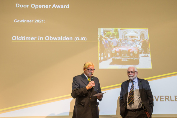 Ruedi Müller (rechts) gewann den "Door Opener Award" für seine Veranstaltung "Oldtimer in Obwalden" – Swiss Classic Award 2021