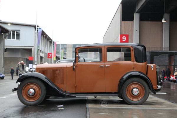 Rüstiger Vorkriegs-Mercedes-Benz vor den Hallen - Oldtimermesse St. Gallen 2018