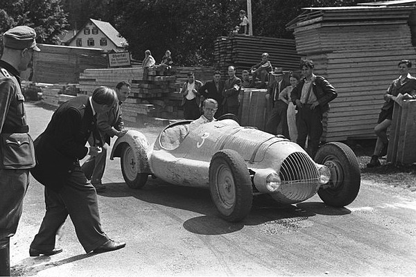 Bild: Ruhestein-Bergrennen 1946 - Monoposto bei den letzten Startvorbereitungen