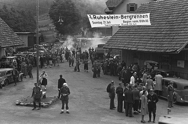 Ruhestein-Bergrennen 1946 - die Menschen warten auf den Start