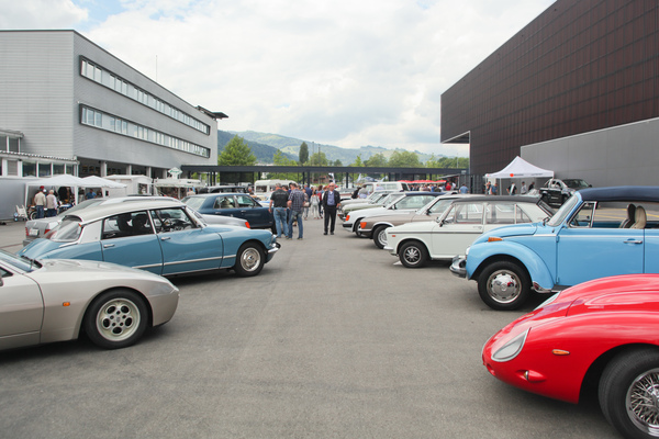 Rund 60 Fahrzeuge wurden auf dem Aussengelände zum Kauf angeboten - Swiss Classic World 2015