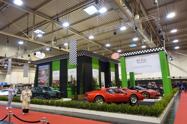 Bild Rund um den Pavillon der SIHA gab es wieder eine Sonderausstellung, dieses Jahr für klassische und moderne Supersportwagen – Essen Motor Show 2024