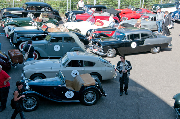 Rund ums Pantheon stellten sich die Teilnehmer auf, für die Zuschauer also Zeit genug, um alle Fahrzeuge anzuschauen – RAID Suisse-Paris 2013