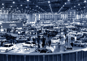 Rundblick über den Salon, im Vordergrund der Opel-Stand - Genfer Automobilsalon 1984
