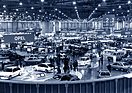 Rundblick über den Salon, im Vordergrund der Opel-Stand - Genfer Automobilsalon 1984
