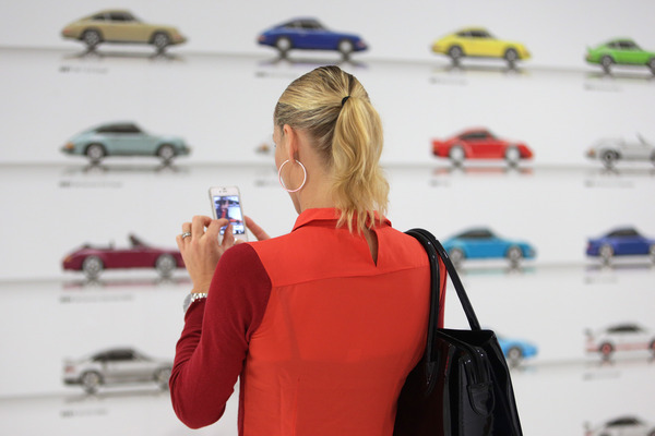 Rundum von 911-er-Modellen umgeben und was tut die gute Frau? - 50 Jahre Porsche 911 im Porsche-Museum