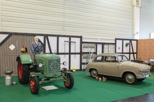Bild Rurales Ambiente auf dem Borgward-Club-Stand mit fast unbekanntem Traktor-Prototyp auf der Techno Classica 2022