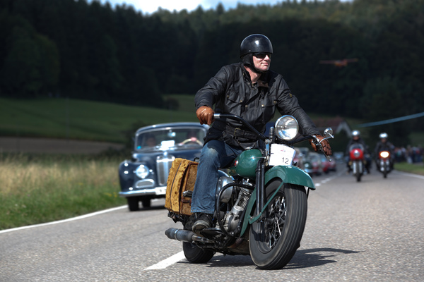 Rustikales Motorrad im Corso - Oldtimerclassic Hittnau 2014