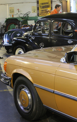 S-Klasse von Mercedes-Benz und Renault Heck (4 CV) - Versteigerung der Oldtimer Galerie Toffen am 20. Oktober 2018