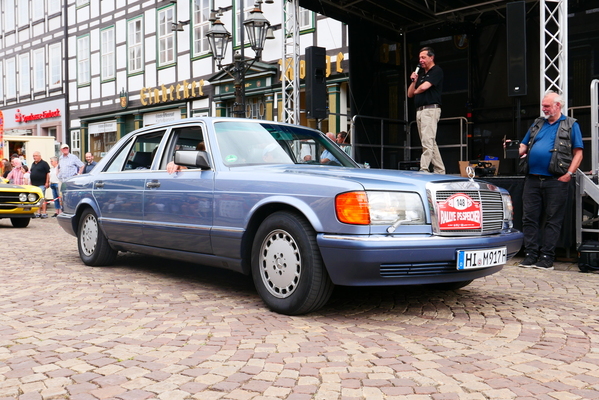 S-Klassen der Baureihe W126 waren erstaunlicherweise nur wenige zu sehen. Der hier von 1990 kommt allerdings an den Komfort des Fahrzeugs vor ihm locker heran. Es ist ein 560 SEL – Einbecker Oldtimertage 2025