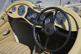 S.S. One Tourer (1933) - das Lenkrad sitzt natürlich rechts