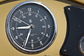 S.S. One Tourer (1933) - eine Zeituhr mit 24-Stundenanzeige - das war richtig mondän