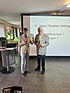 Bild: SHVF-Delegiertenversammlung 2025 - Bernhard Taeschler erhält von Rainer Riek den Oscar und die Würde eines Ehrenpräsidenten des SHVF
