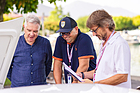 SHVF-Vorstandsmitglied Michael Bietenholz (m) mit Jurykollegen beim Begutachten eines Motorraums - ZCCA Zug 2025