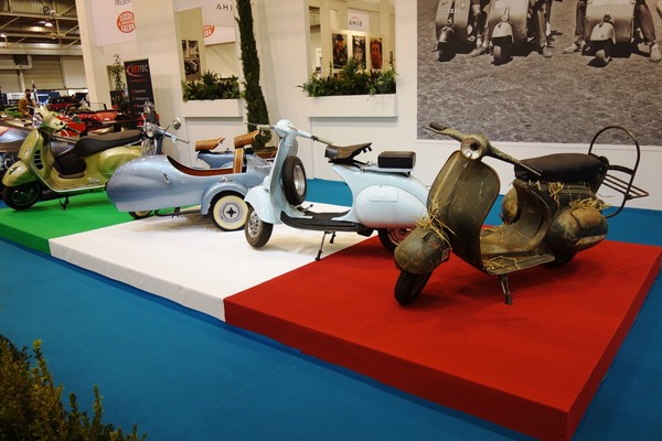 SIHA feierte ein Dreivierteljahrhundert Vespa mit Scheunenfund und Beiwagen