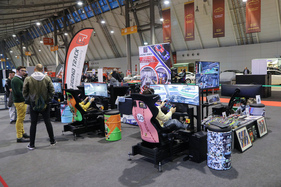 SIM-Racing soll auch den Nachwuchs für alte Autos begeistern - Retro Classics Stuttgart 2023