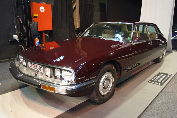 SM auch als Viertürer - Citroën SM Opéra von 1972 als Spezialanfertigung von Chapron - Sonderschau Supercars 2 in der Autoworld Brüssel 2022/2023
