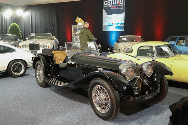 SS 100 Jaguar 2 1/2-Litre Roadster (1938) - als Lot 137 an der Versteigerung der Oldtimer Galerie in Gstaad am 29. Dezember 2022