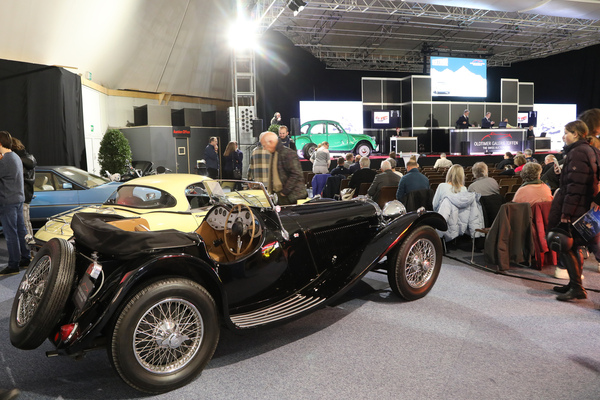 SS 100 Jaguar 2 1/2-Litre Roadster (1938) - als Lot 137 an der Versteigerung der Oldtimer Galerie in Gstaad am 29. Dezember 2022