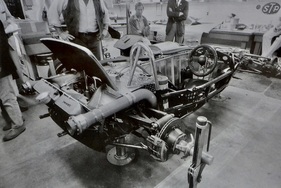 STP-Paxton Turbocar (1967) – Das Chassis von hinten. Gut sichtbar die Luftbremse mit dem Hydraulikzylinder STP-Paxton Turbocar (1967) – Das Chassis von hinten. Gut sichtbar die Luftbremse mit dem Hydraulikzylinder