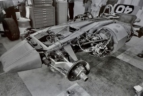 STP-Paxton Turbocar (1967) – Das Chassis von vorne. Hinten die aufgestellte Luftbremse