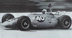 STP-Paxton Turbocar (1967) – Eine 16mm-Filmkamera zeichnet bei Testfahrten die Werte der 13 Anzeige-Instrumente auf. Offensichtlich ist Jones gerade auf der Bremse, so dass die Bremsklappe sich aufgerichtet hat