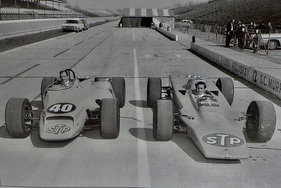 STP-Paxton Turbocar (1967) – Parnelli Jones neben einem Lotus 56 mit Jim Clark 1968 bei Reifentests in Indy. Der Paxton hat einen neuen Frontlufteinlass bekommen