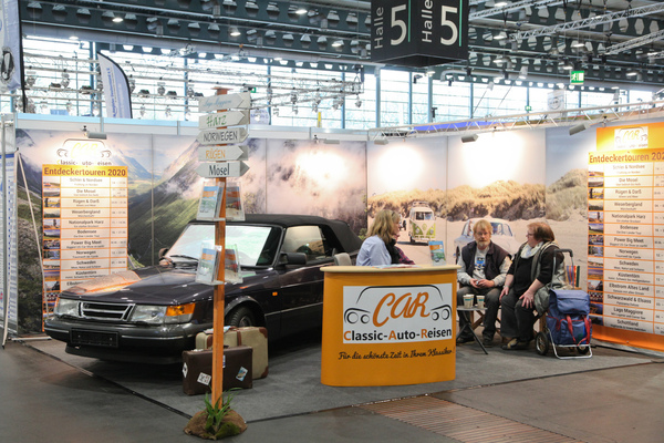 Saab 900 Cabriolet auf dem Stand von Classic-Auto-Reisen - Bremen Classic Motorshow 2020