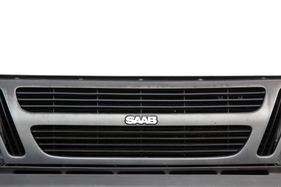 Saab 900 Turbo 16 (1984) - Saab-Schriftzug auf dem Kühlergrill