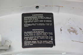 Saab 900 Turbo 16 (1984) - Warnhinweis im Motorraum