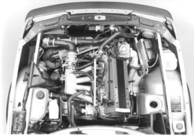 Saab 900 Turbo 16 V (1984) - Blick auf den Turbomotor mit 16 Ventilen